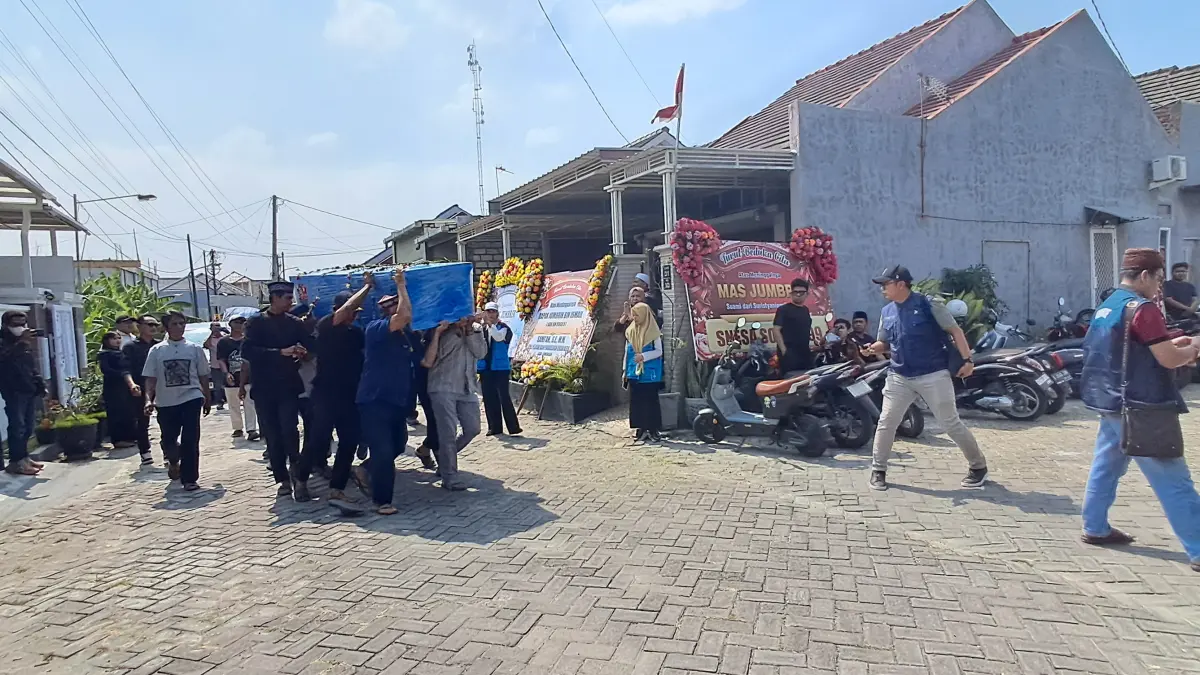 Keluarga dan warga Perumahan Made Great saat mengantarkan jenazah ABK KMP Virgo Transport 8, Jumbrik ke tempat peristirahatan terakhir. (GAMAL AYATULLAH/RADAR LAMONGAN)