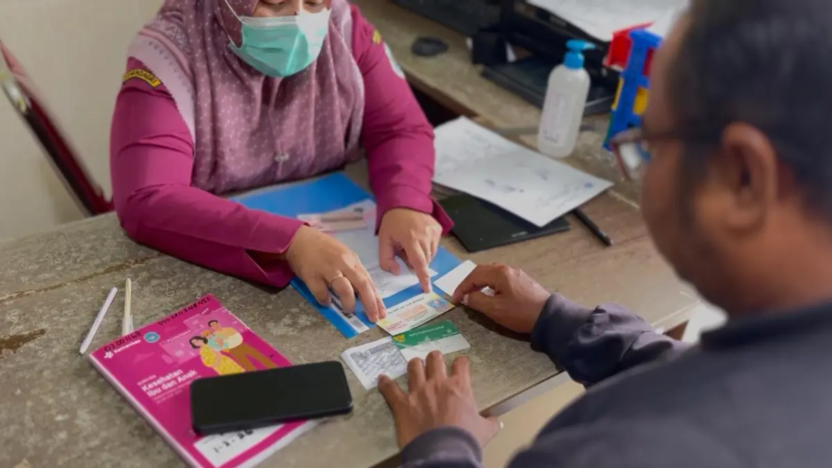 MENGINSPIRASI : Salah satu suami, telah mengambil kelengkapan KIA serta yang lainnya setelah istri melahirkan di RSUD Ngimbang.
