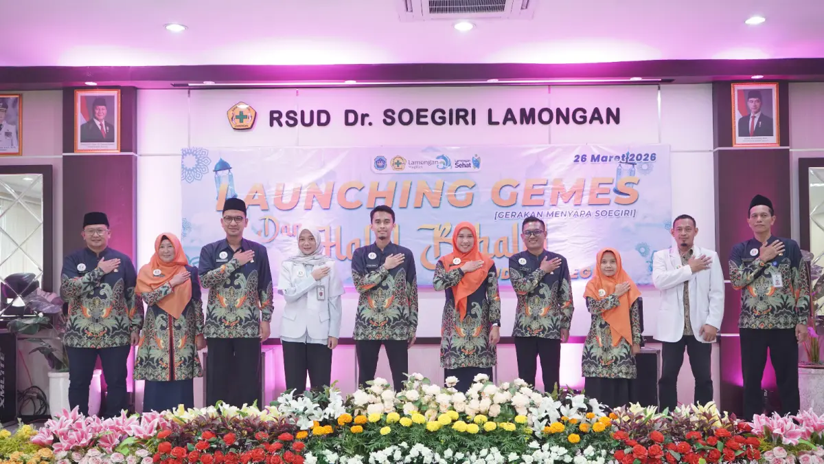 Jajaran manajemen dan tenaga kesehatan RSUD Dr. Soegiri Lamongan berpose bersama usai launching GEMES (Gerakan Menyapa Soegiri). Inovasi ini menjadi bagian dari komitmen RSUD Dr. Soegiri menghadirkan pelayanan yang semakin ramah, hangat, dan humanis bagi masyarakat.