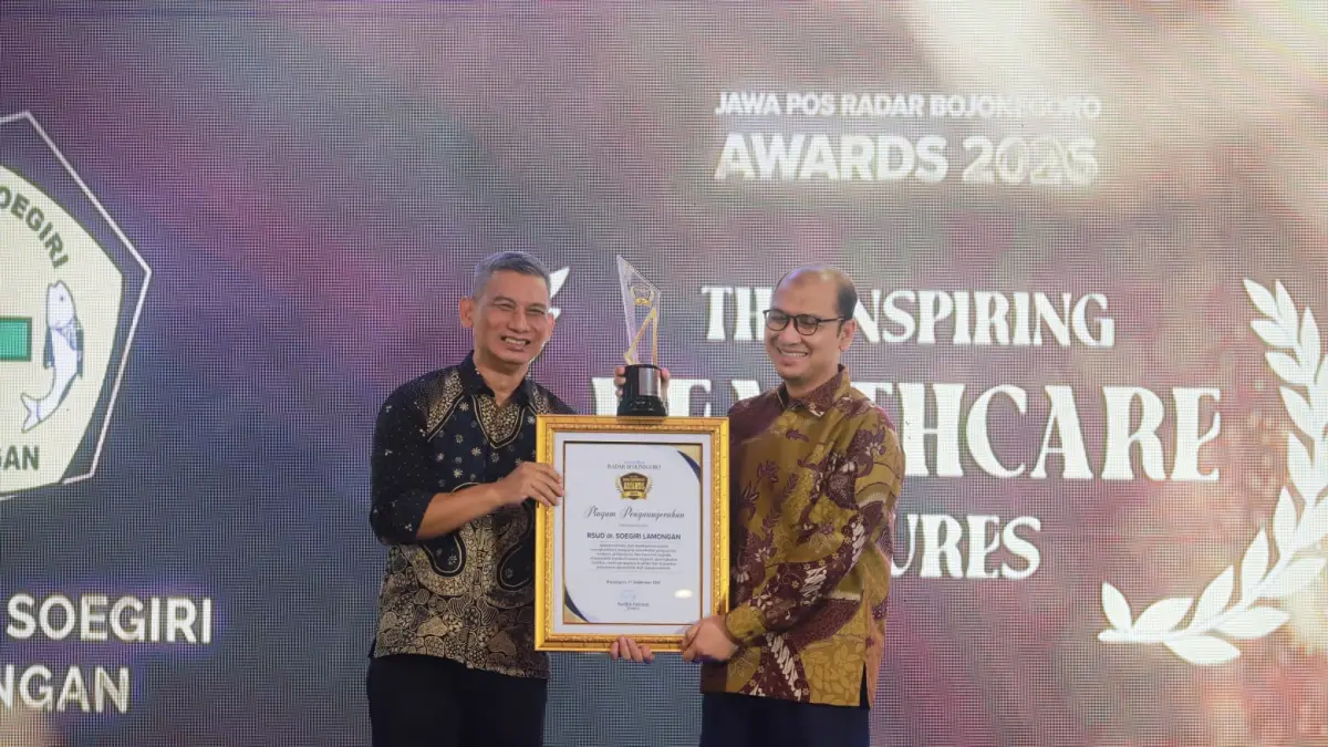 Direktur RSUD dr. Soegiri Lamongan, dr. Abdur Rohman, SpPD., FINASIM., MEK., menerima penghargaan Inspiring Healthcare Figures dari Jawa Pos Radar Bojonegoro. Penghargaan tersebut menjadi apresiasi atas komitmen dalam mendorong pelayanan kesehatan yang berkualitas, inovatif, adaptif, dan humanis.