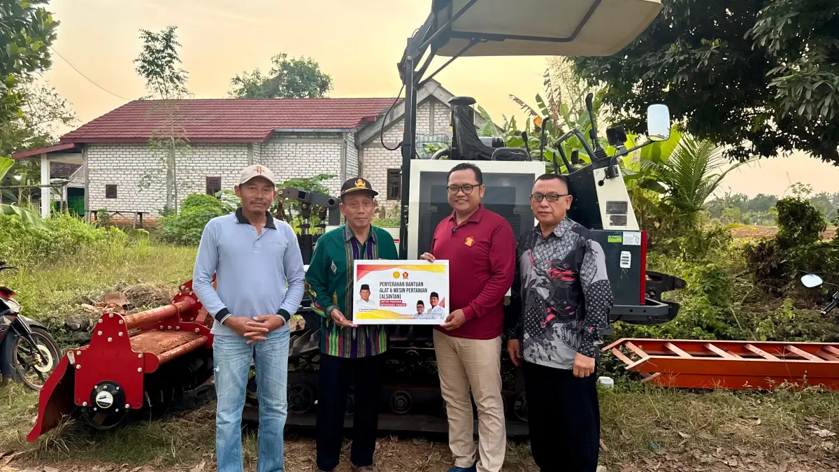 AMANAH: Wakil Ketua DPRD Lamongan, Imam Fadlli saat menyerahkan bantuan alat pertanian.