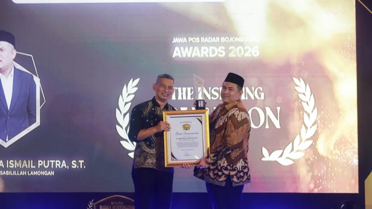 DEDIKASI TINGGI: Ketua Yayasan Sabilillah Lamongan, H. Ongkir Wijaya Ismail Putra, S.T. menerima Jawa Pos Radar Bojonegoro Awards 2026 Kategori Inspiring Educational Figures, yang diserahkan langsung oleh Direktur Jawa Pos Radar Bojonegoro, Bachtiar Febrianto.
