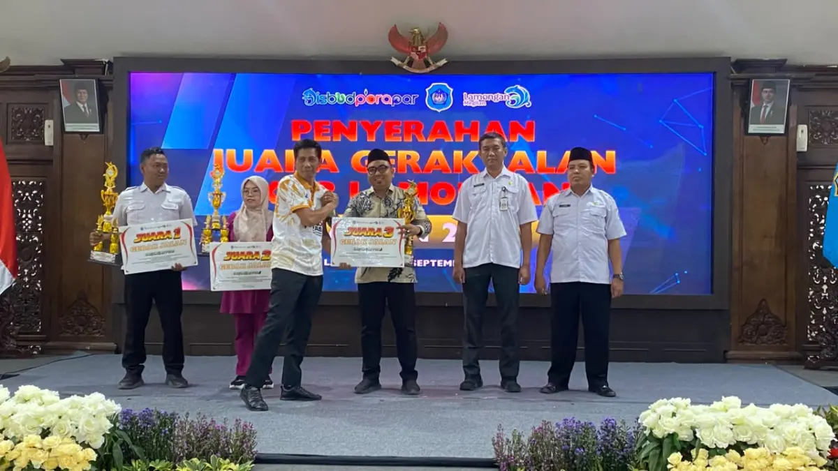 MANTAP: Kepala MA Unggulan Sabilillah Lamongan, Setyo Agung Laksono, S.Kom menerima piala atas juara 3 gerak jalan.
