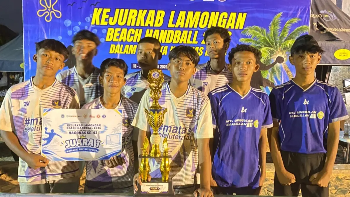 SEMANGAT: Tim MATAS juara 1 Beach Handball Kejurkab Lamongan 2026.