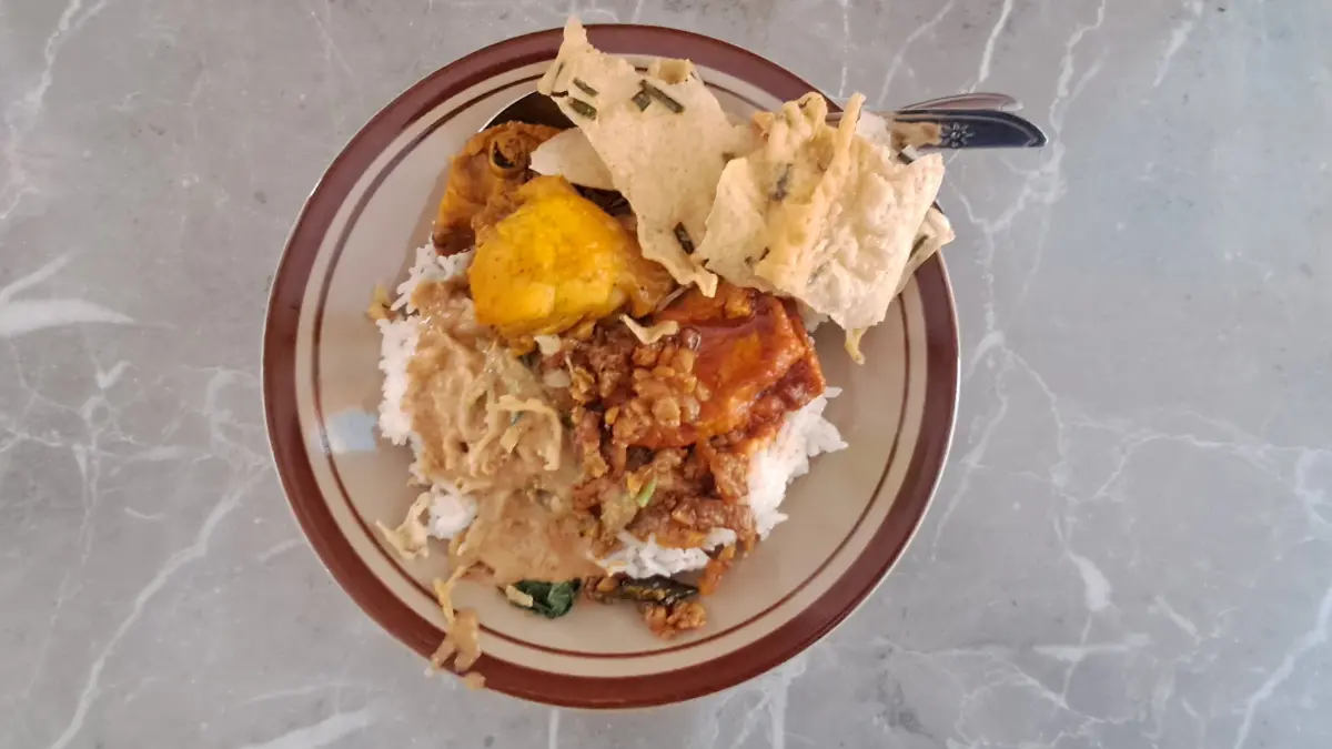 Menu andalan di warung bu Rohma yang berada di Jalan Mas ttip Made Lamongan. (Gamal A/Radar Lamongan)