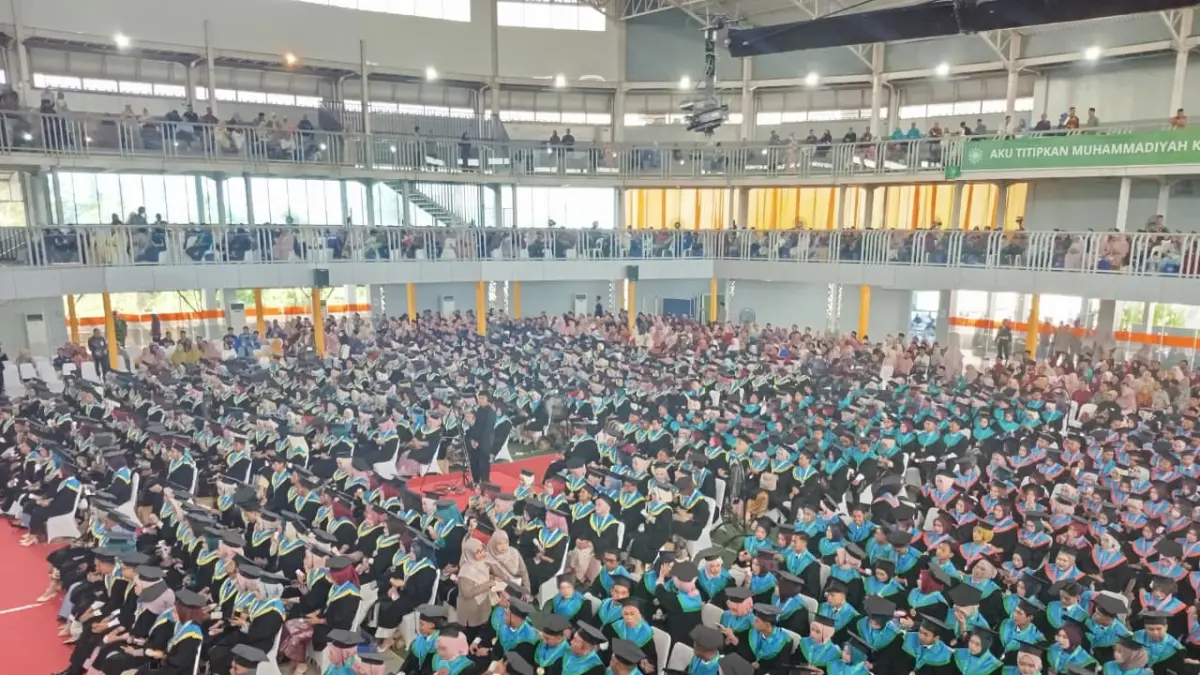 Pada Wisuda ke-VIII UMLA 2026, sebanyak 867 wisudawan resmi dikukuhkan dalam prosesi yang berlangsung di Dome UMLA, Sabtu (26/9). (ISTIMEWA/RADAR LAMONGAN)