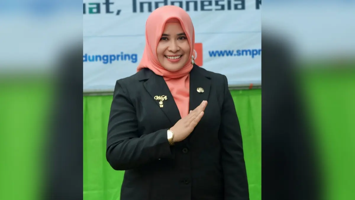 JIWA PENDIDIK SEJATI: Dr. Hj. Hibatun Wafiroh, S.Pd. Si., M.Pd, Kepala SMP Negeri 1 Sugio.