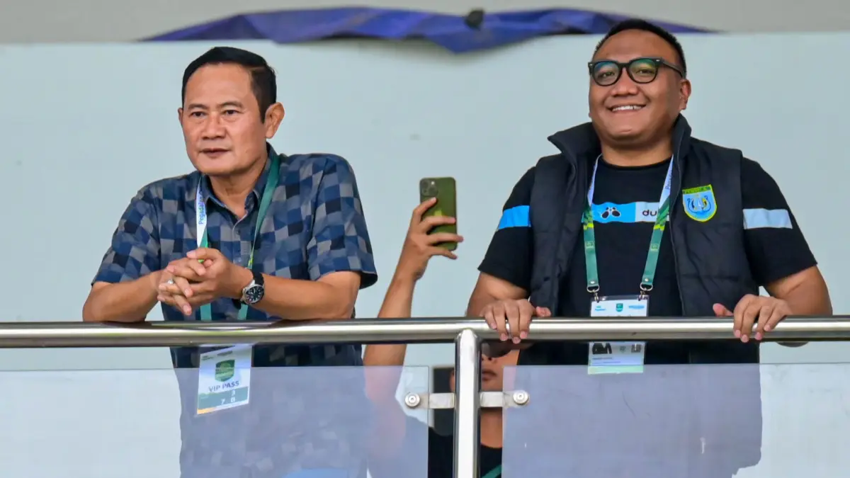HEBAT: Pradita Aditya, S.H yang juga sebagai Direktur Bisnis Persela bersama Bupati Lamongan Dr. H. Yuhronur Efendi, M.B.A., M.Ek saat melihat pertandingan.