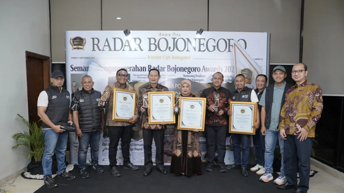KEBERSAMAAN: Pradita Aditya, S.H., Founder dan CEO PT Duta Merpati Indonesia foto bersama usai acara Jawa Pos Radar Awards 2026.