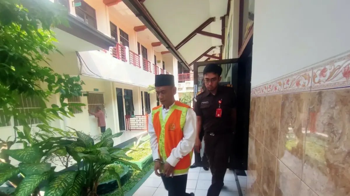 Andika Darma Wakhid saat di pengadilan negeri Lamongan. (Asip Alafi/Radar Lamongan)