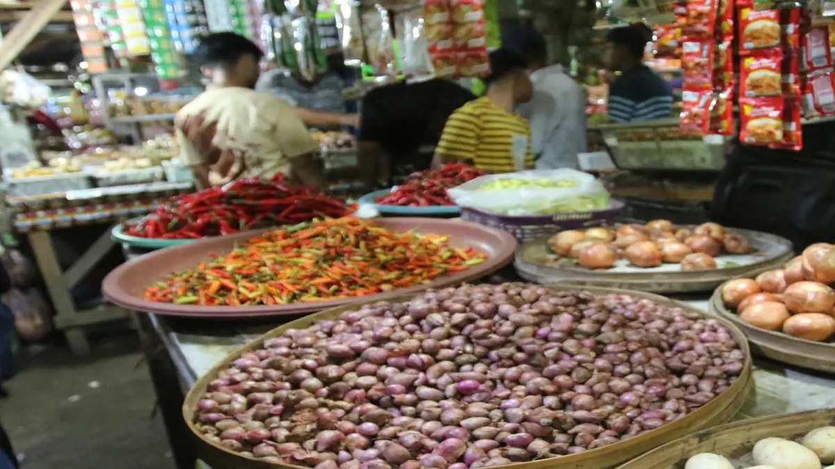 HARGA NAIK: Bawang merah dan cabai yang dijual di Pasar Sidoharjo Lamongan.&nbsp;(Dok/Radar Lamongan)