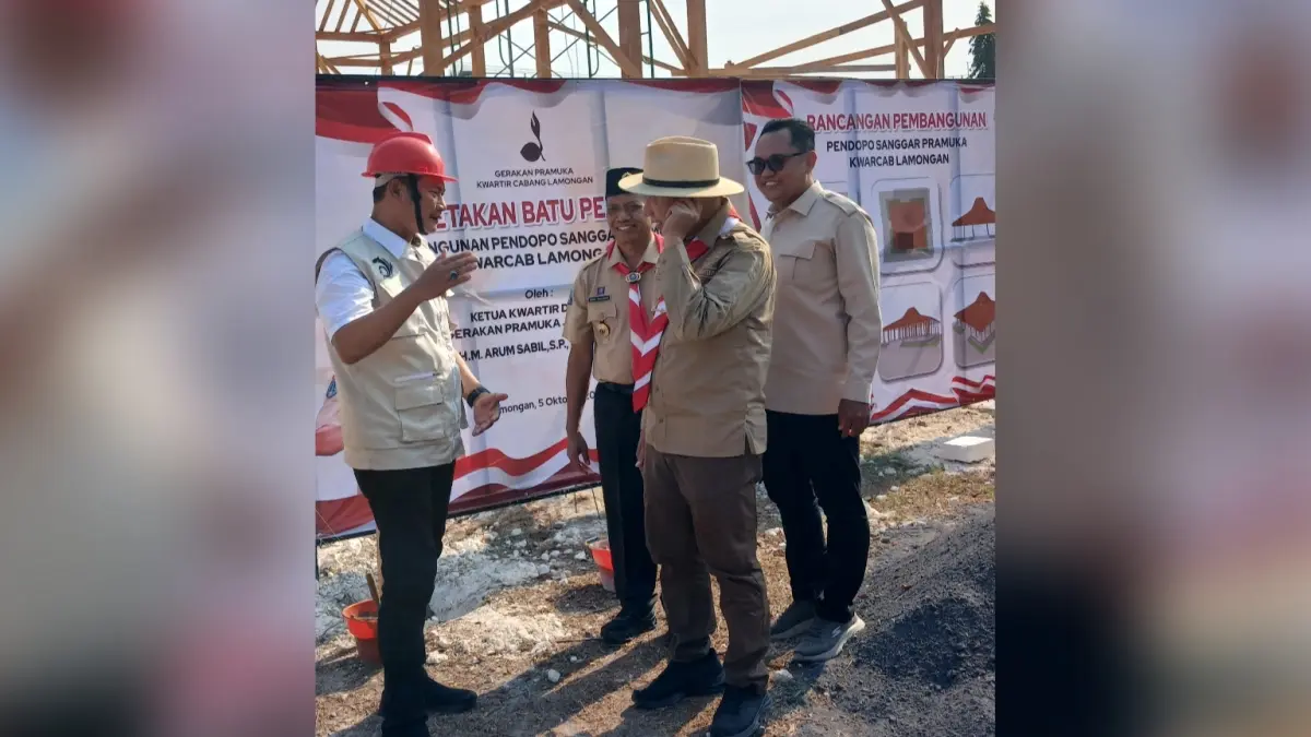 TINJAU KE LOKASI: Ketua Kwarda Jatim, H.M. Arum Sabil, didampingi Ketua Majelis Pembina Cabang Pramuka Lamongan, Yuhronur Efendi, dan Ketua Kwarcab Lamongan, Moh Nalikan setelah peletakan batu pertama pembangunan Pendapa Sanggar Pramuka. (Istimewa/Radar Lamongan)