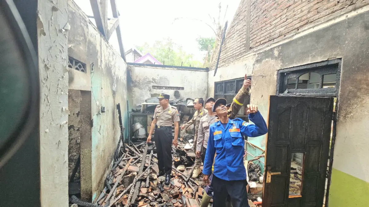 Petugas damkar harus berjibaku selama satu jam memadamkan api. (ISTIMEWA/RADAR LAMONGAN)