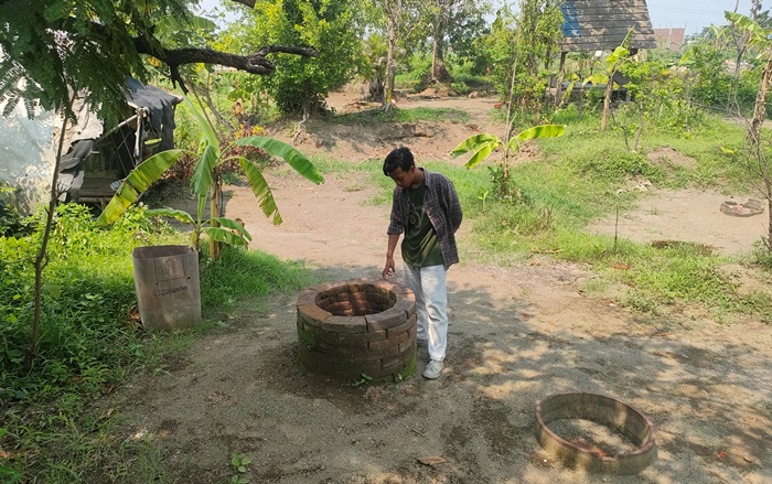 ANALISA: Pengunjung mengamati puluhan sumur kuno yang tersebar di area pembuatan bata di Dusun Nglinguk, Desa/Kecamatan Trowulan. (foto Rizki Firmansyah)