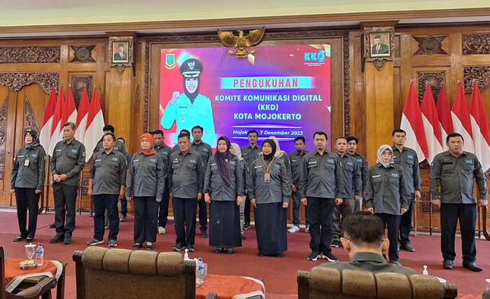 RESMI BERTUGAS: Pengukuhan Komite Komunikasi Digital (KKD) Kota Mojokerto Periode 2023-3024 di Pendapa Sabha Mandala Tama, Balai Kota Mojokerto, Kamis (7/12). (foto Sevira)