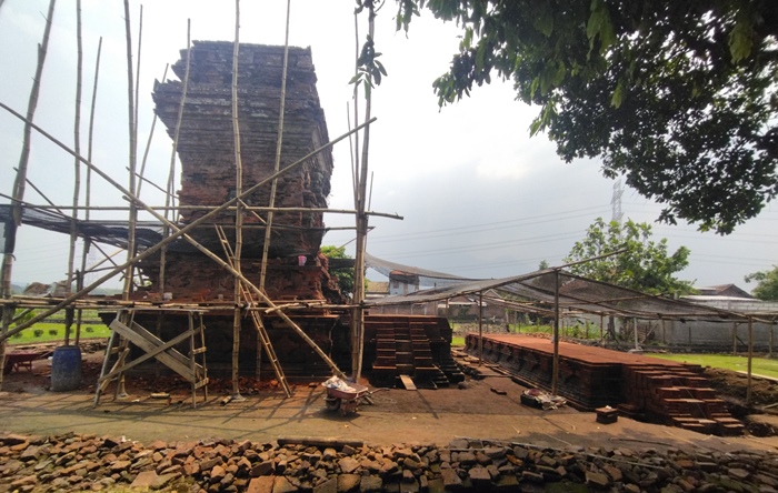 REVITALISASI: Candi Bangkal di Dusun Bangkal, Desa Candirejo, Kecamatan Ngoro sedang dilakukan pemugaran oleh BPK Wilayah XI Jatim. (foto Khasib for Radar Majapahit)