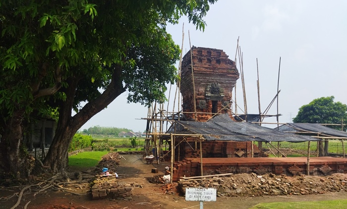 TERPENCIL: Minimnya informasi sejarah pembangunan Candi Bangkal mengakibatkan cagar budaya ini berdampak terhadap ketertarikan wisatawan yang datang. (foto Khasib for Radar Majapahit)