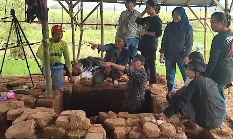 MENGEJUTKAN: Tim ekskavasi dan arkeolog BPK Jatim saat melakukan ekskavasi Situs Masahar, di Desa Gemekan, Kecamatan Sooko, beberapa waktu lalu.
