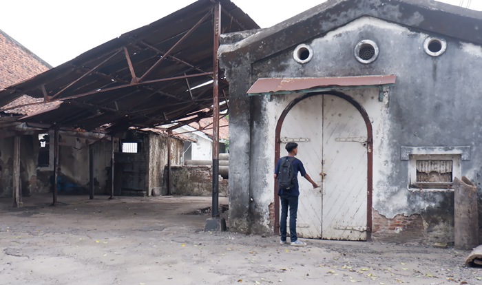 MANGKRAK: Eks Perkantoran Dam Rolak Songo yang berdiri di perbatasan Mojokerto-Sidoarjo Dusun Jabon, Desa Mliriprowo, Kecamatan Tarik, Sidoarjo, dibiarkan mangkrak. (foto Rizki Firmansyah)