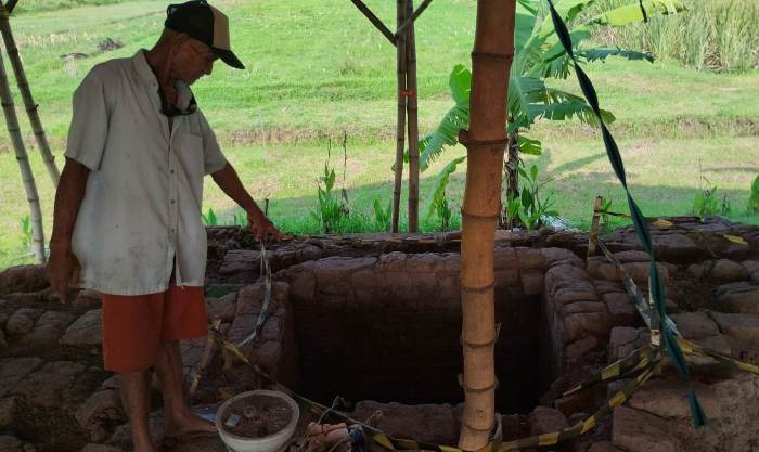 TERKINI: Abdul Mukhid, pemilik tanah, menunjukkan lokasi sumur keramat Situs Gemekan, di Dusun Kedawung, Desa Gemekan, Kecamatan Sooko. (foto Nadya Azzahra)