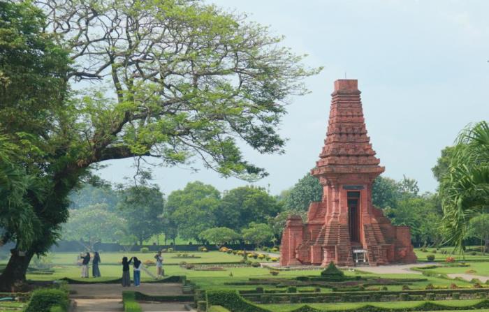 CANTIK: Situs Candi Bajang Ratu di Trowulan, Kabupaten Mojokerto. (foto Disbudporapar Kabupaten Mojokerto.)