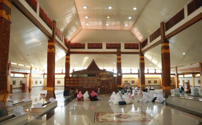 RELIGI: Makam Syekh Jumadil Kubro atau Makam Troloyo, di Desa Sentonorejo, Kecamatan Trowulan.