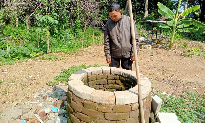 TERAWAT: Pengunjung melihat salah satu sumur kuno di kawasan Situs Candi Shiwa, Desa/Kecamatan Trowulan. (foto Putri Fadiyah).
