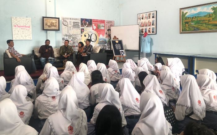 ILMU BARU: Sebanyak 100 siswa SMK Ketintang Surabaya berkunjung ke kantor Jawa Pos Radar Mojokerto, Senin (18/12). (foto Indah Oceananda)