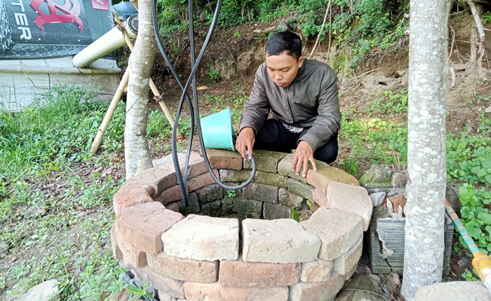 SUMBER AIR: Sumur kuno peninggalan era Kerajaan Majapahit, di Dusun Nglinguk, Desa/Kecamatan Trowulan, yang hingga kini masih difungsikan. (foto Putri Fadiyah for Radar Majapahit)