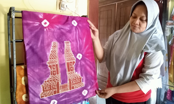 INOVATIF: Yuliarni menunjukkan karya batik motof Candi Wringin Lawang di rumahnya Desa Jatipasar, Kecamatan Trowulan, Kabupaten Mojokerto. (foto Putri Fadiyah for Radar Majapahit)