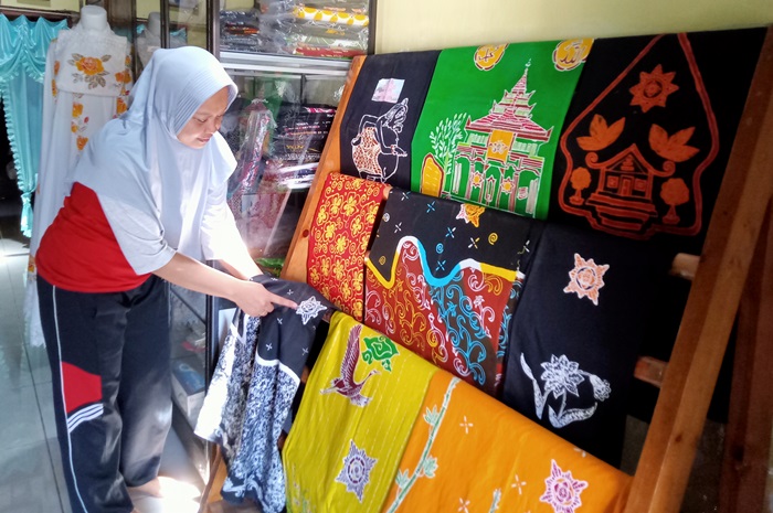 KREATIF: Yuliarni menampilkan beberapa batik hasil karya kreatifnya. (foto Putri Fadiyah for Radar Majapahit).