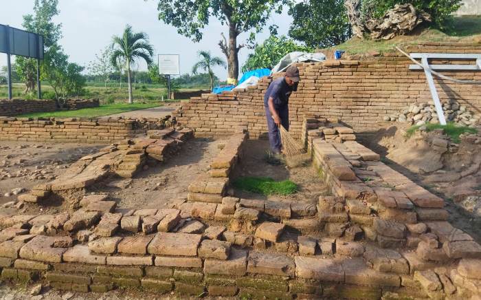 TERAWAT: Kuswari, jupel candi, menunjukkan struktur tembok Candi Watesumpak, di Desa Watesumpak, Kecamatan Trowulan, Kabupaten Mojokerto, Senin (18/12). (foto M. Khasib for Radar Majapahit)