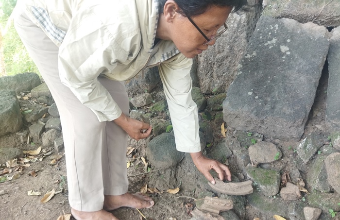 TERAWAT: Rusmiati, jupel candi, mengabdikan hidupnya untuk merawat dan menjaga kondisi situs Candi Winong. (foto M. Khasib for Radar Majapahit)