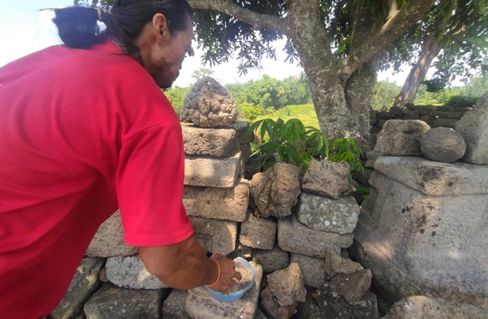 DILESTARIKAN: Candi Gilang sanggar pemujaan umat Hindu era Majapahit dianggap sakral oleh warga setempat. (foto Moch. Khasib for Radar Majapahit)
