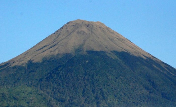 GUNUNG SUCI: Gunung Penanggungan tampak dari kawasan Trawas, Kabupaten Mojokerto. (sumber foto: internet)