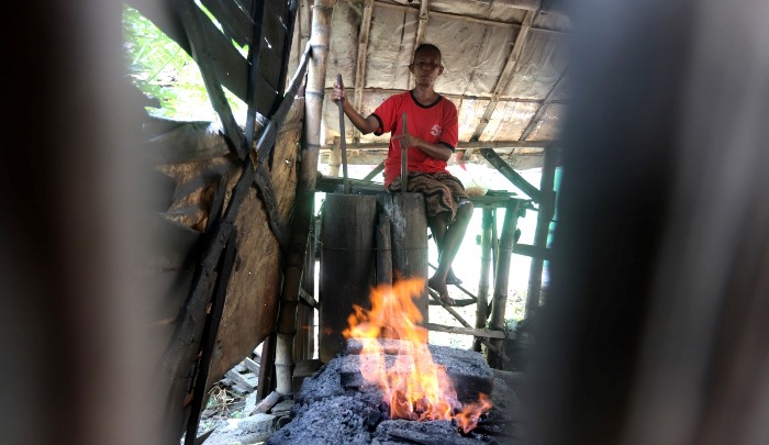 METODE TRADISIONAL: Seorang pandai besi di Mojokerto memompa ubub di bengkel miliknya. Aktivitas pandai besi dengan ubub eksis sejak Era Majapahit.