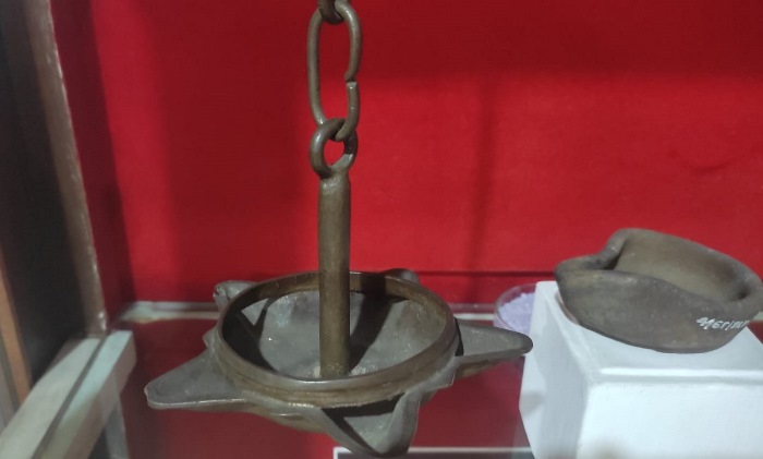 JEJAK KERAJAAN: Celupak silinder dan gantung koleksi koleksi museum Pusat Informasi Majapahit, Trowulan.