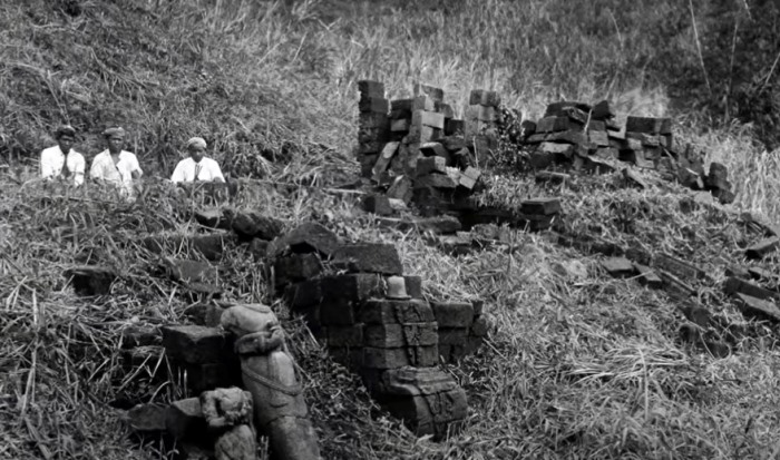 RUSAK BERAT: Kondisi Candi Selokelir yang ditemukan pada tahun 1900-an ketika zaman Belanda. (dok BPK Wilayah XI Jatim)