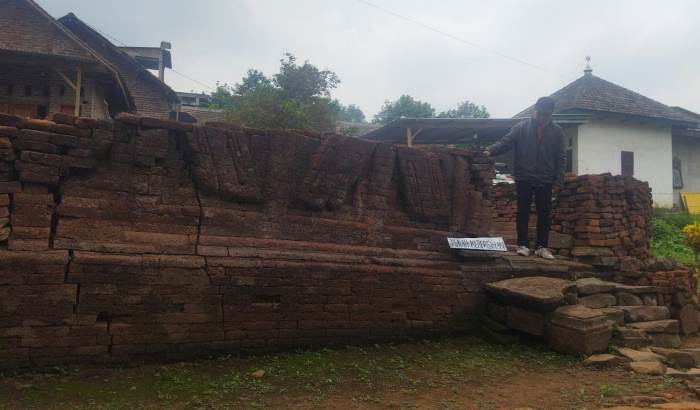TERAWAT: Kondisi Candi Pasetran tersusun batu bata membentuk pagar persegi panjang. (foto Moch. Khasib for Radar Majapahit)