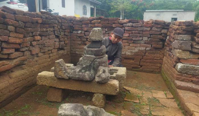 ARTEFAK: Sejumlah batu bermotif dengan kondisi tak utuh tersusun rapi di dalam Candi Pasetran, Desa Wotanmas Jedong, Kecamatan Ngoro, Kabupaten Mojokerto. (foto Moch. Khasib for Radar Majapahit)