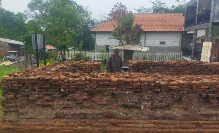 TERSISA: Pengunjung mengamati sejumlah susunan batu kuno Candi Pasetran, di Desa Wotanmas Jedong, Kecamatan Ngoro. (foto Moch. Khasib for Radar Majapahit)