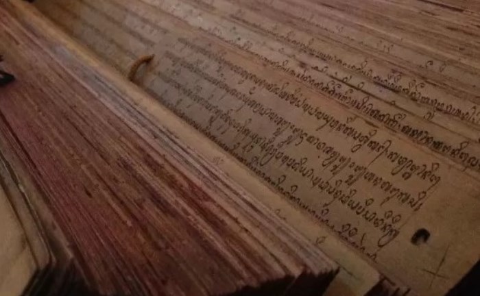 PENINGGALAN BERSEJARAH: Kitab-kitab karya pujangga Wilwatikta, seperti Negarakertagama dan Sutasoma yang ditulis ulang menggunakan media daun lontar. (foto: Perpustakaan Nasional Indonesia)