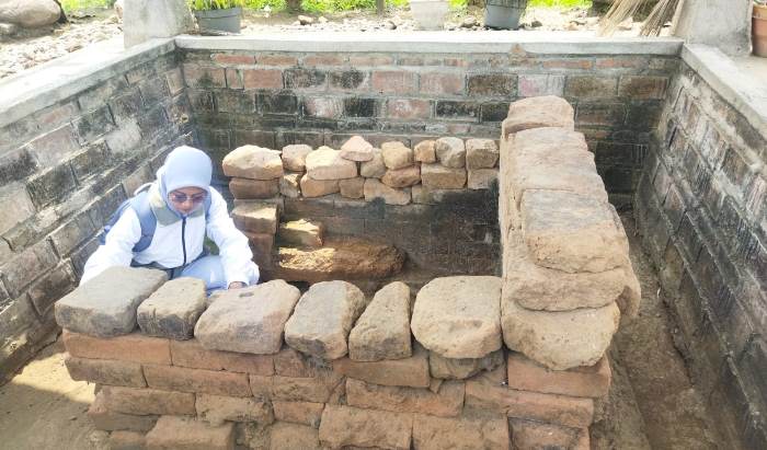 TERKINI: Pengunjung mengamati susunan batu bata kuno Candi Grinting, di Desa Karangjeruk, Kecamatan Jatirejo. (foto Moch. Khasib for Radar Majapahit).