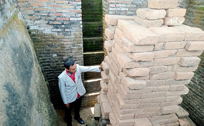 TERJAGA:  Areal struktur pertama Candi Grinting dikelilingi dinding batu bata merah, untuk menjaga kondisi candi dari kerusakan. (foto Moch. Khasib for Radar Majapahit)