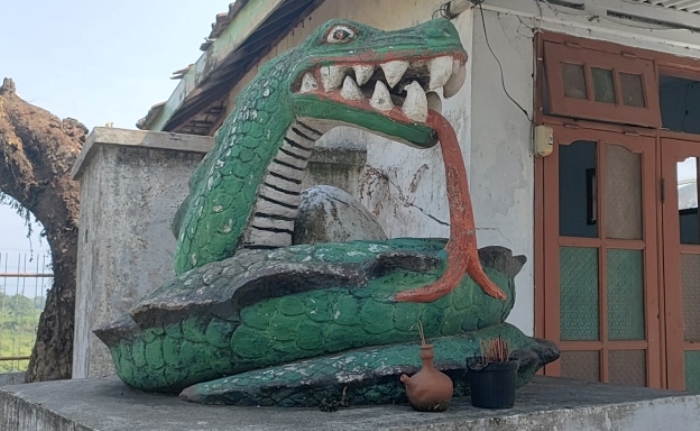 BERSEJARAH: Monumen Patung Naga mengerami telur ayam Panjilaras, di Desa Lebak Jabung, Kecamatan Jatirejo, Kabupaten Mojokerto. (foto: Misbakhul Ulum)