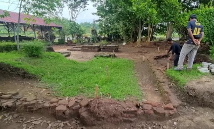 EKSKAVASI: Struktur batu bata membentuk pola simbol Surya Majapahit di Situs Klinterejo, Desa Klinterejo, Kecamatan Sooko yang ditemukan tim ekskavasi tahun 2022 lalu. (foto: Marda Vadetya)