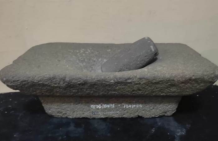 BUKTI SEJARAH: Batu Yoni yang menjadi ikon dari Situs Bhre Kahuripan, di Dusun/ Desa Klinterejo, Kecamatan Sooko, Kabupaten Mojokerto. (foto Nadya Azzahra for Radar Majapahit)