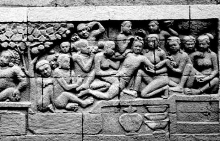 JEJAK SEJARAH: Panil relief Karmawibhangga di kaki Candi Borobudur menggambarkan seorang laki-laki yang sakit parah tengah dirawat. (dok Kemendikbud for JPRM)