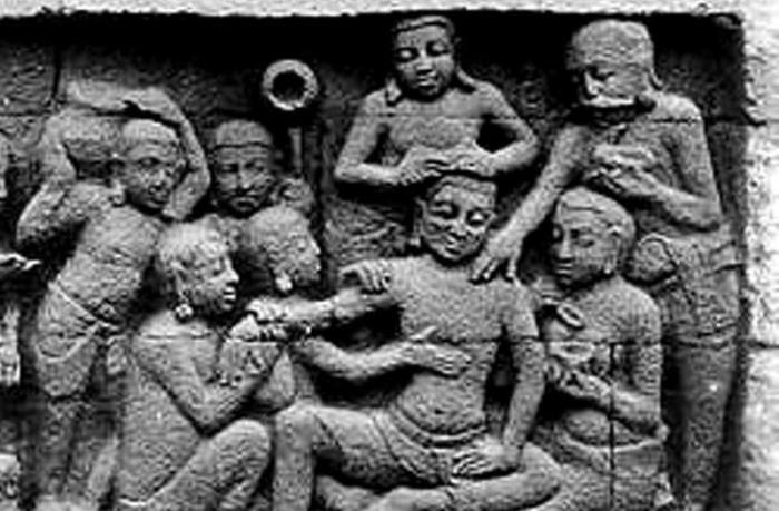 JEJAK SEJARAH: Panil relief Karmawibhangga di kaki Candi Borobudur menggambarkan seorang laki-laki yang sakit parah tengah dirawat. (dok Kemendikbud for JPRM)