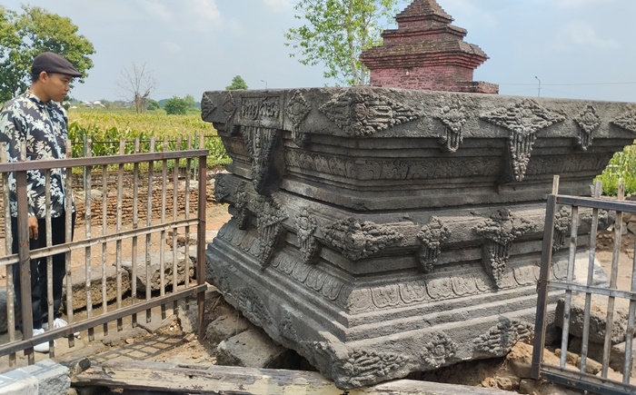 BUKTI SEJARAH: Lingga Yoni yang menjadi ikon dari Situs Bhre Kahuripan, di Dusun/ Desa Klinterejo, Kecamatan Sooko, Kabupaten Mojokerto. (foto Nadya Azzahra for Radar Majapahit)